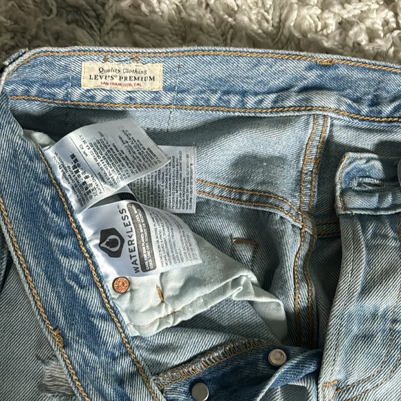 Destroyed light wash jeans, super cute but too small for me. Zip up bottoms - Picture 7 of 7
